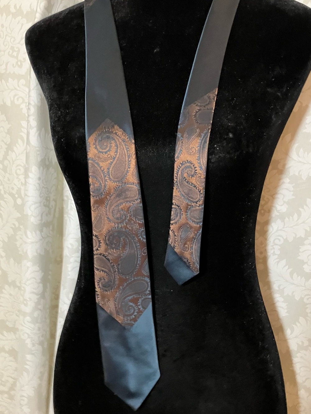 Two 1980’s Vintage Skinny Silk Ties - Picture 6 of 10
